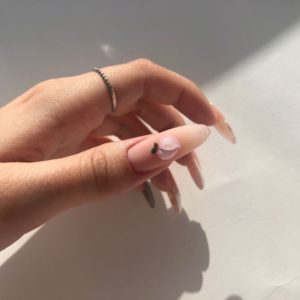 Персик на ногтях объёмный 