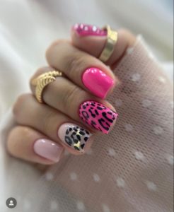 Розовый леопард ногти принт 