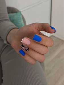Зебра с синими ногтями