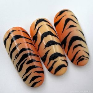 Тигровый рисунок на ногтях 