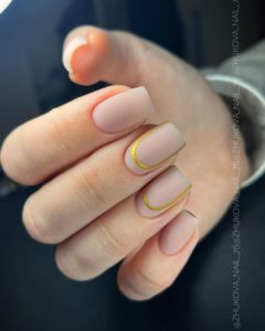 Золотые полоски на ногтях матовые