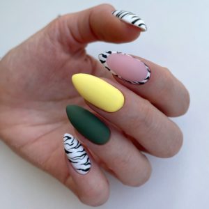 Дизайн ногтей зебра 