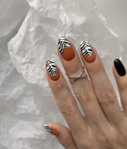 Тигровые полоски на ногтях 