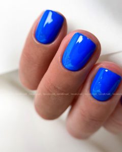 Летний маникюр на короткие овальные ногти голубые