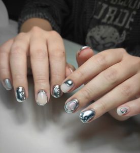 Серебряная втирка в дизайне ногтей 