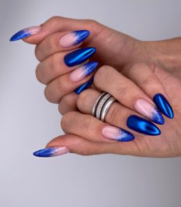 Дизайн ногтей синяя втирка 
