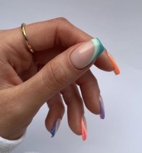 Летний маникюр на короткие овальные ногти голубые