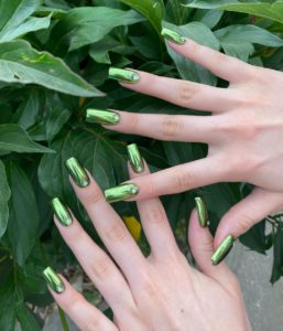 Дизайн ногтей с зелёной втиркой