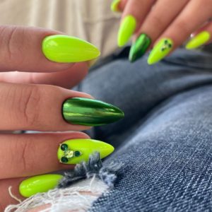 Зелёные ногти с втиркой