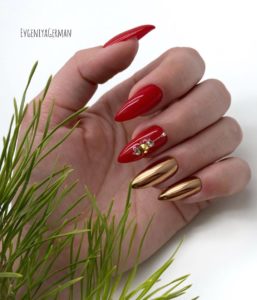 Красные ногти с золотом 