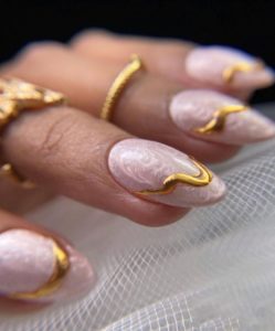 Золотые линии на нюдовых ногтях 