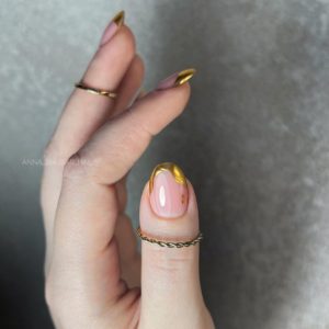 Золотой френч втиркой идеи ногтей