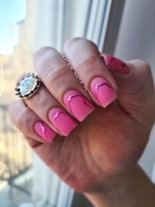 Розовые линии на ногтях дизайн втиркой