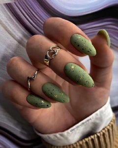 Зеленые ногти с перепелиным топом 