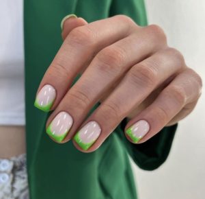 Зеленый френч квадрат ногти