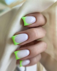 Неоновый зеленый френч квадратные ногти 