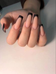 Матовый черный френч длинные ногти формы квадрат