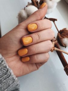 Желтый осенний цвет на ногтях