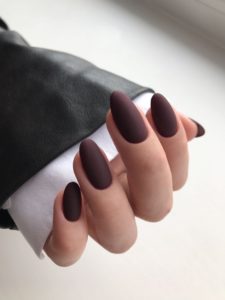 Матовый шоколадный оттенок на ногтях
