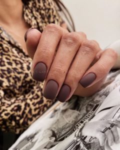 Короткие коричневые матовые ногти 