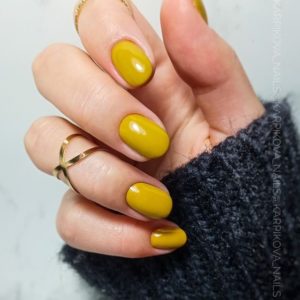 Яркий оливковый маникюр на короткие ногти 