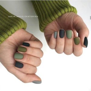 Зеленые оттенки на ногтях на осень