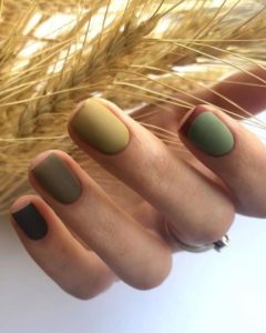 Осенний матовый зеленый маникюр короткие ногти