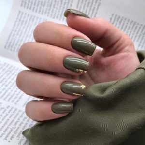 Пыльный зеленый оттенок на квадратные ногти