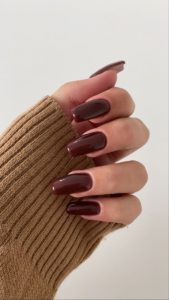 Красивый коричневый на ногтях