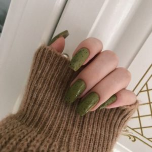 Зеленый оттенок с крапинками на осень ногти