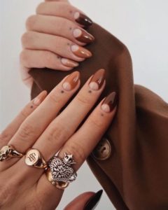 Дизайн лунки на ногтях коричневый цвет 