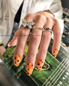 Оранжевый маникюр на осень на длинные ногти