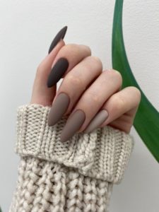 Осенний бежевый маникюр длинные миндальные ногти 