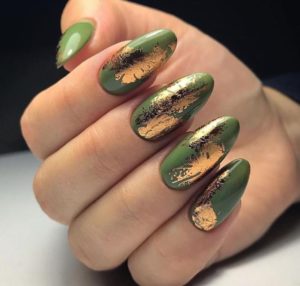 Золотая поталь на зеленом оттенке ногти