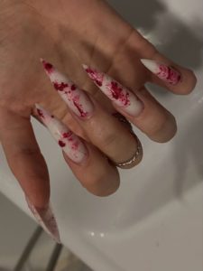 Кровавый маникюр длинные ногти 