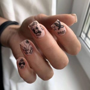 Стемпинг на матовом нюде tattoo nails 