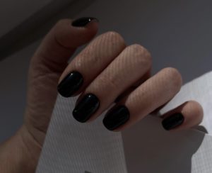 Черные короткие ногти 