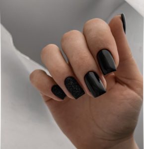 Короткие квадратные ногти черные
