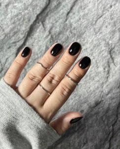 Короткие ногти чёрный маникюр 