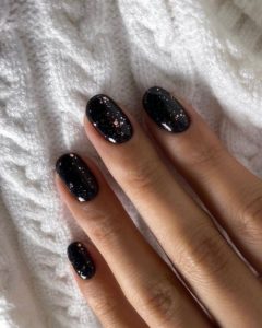 Короткие ногти чёрный оттенок 