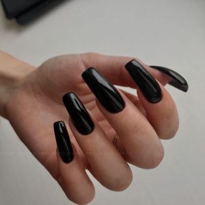 Чёрный гель-лак на длинный квадрат ногти
