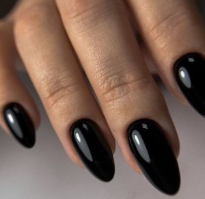 Красивые миндалевидные ногти чёрные 