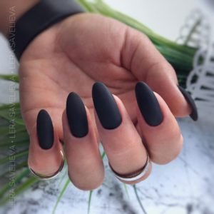 Матовые чёрные ногти 