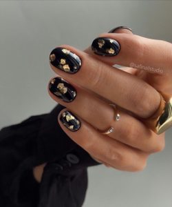 Золото с чёрным в дизайне ногтей