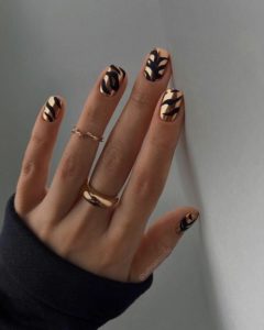 Чёрно-золотой дизайн ногтей фото
