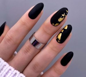 Чёрные ногти с золотом дизайн 