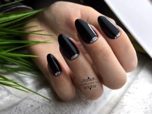Чёрные ногти с серебряными лунками