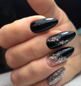 Красивый дизайн ногтей чёрный с серебром