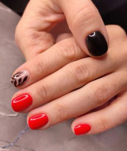 Красный с чёрным на ногтях