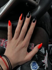 Маникюр чёрно-красный стильный миндальные ногти 
